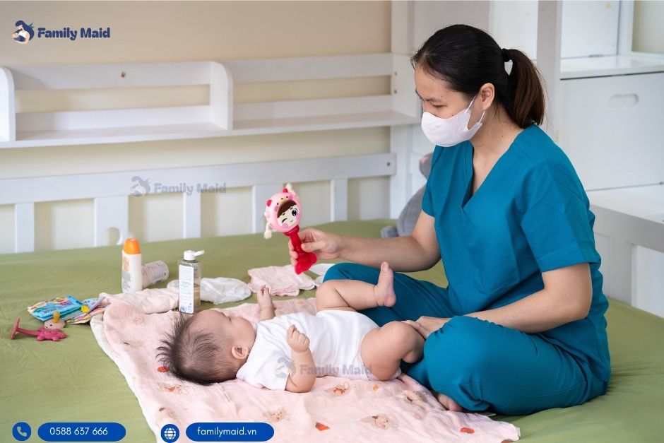 Bảo mẫu Familymaid vui chơi cùng bé Bảo mẫu Familymaid vui chơi cùng bé