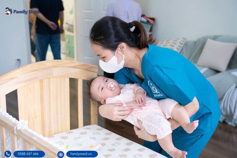 Bảo mẫu Familymaid hướng dẫn bé ngủ