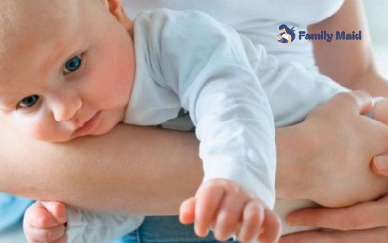 bế bé nằm sấp tummy time trên cánh tay