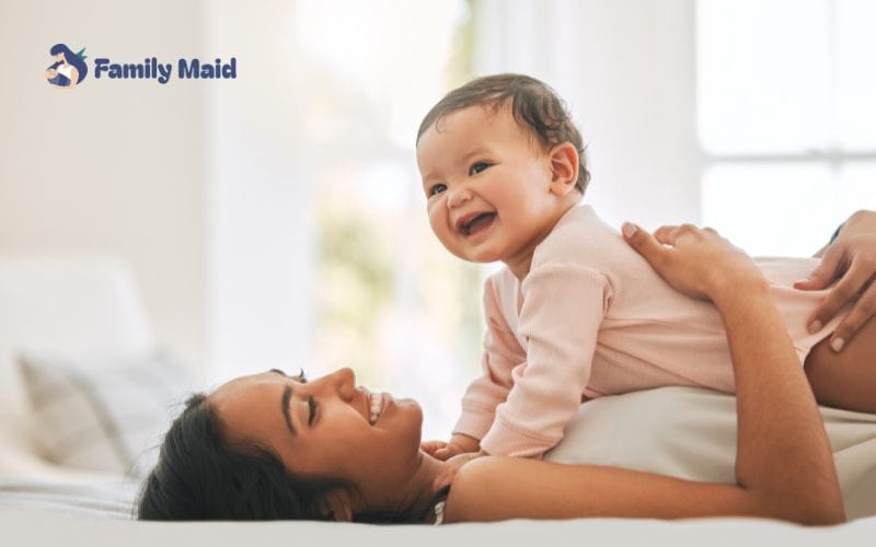bé nằm sấp trên bụng mẹ