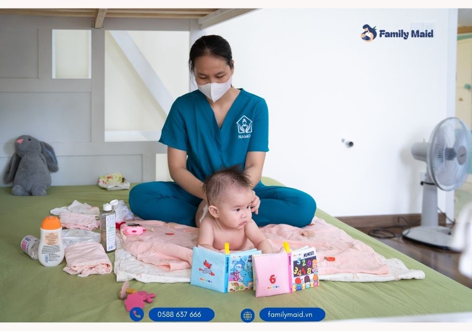 Bảo mẫu Family Maid tập tumy time cho bé