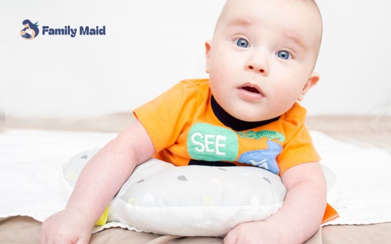 bé tummy time trên gối