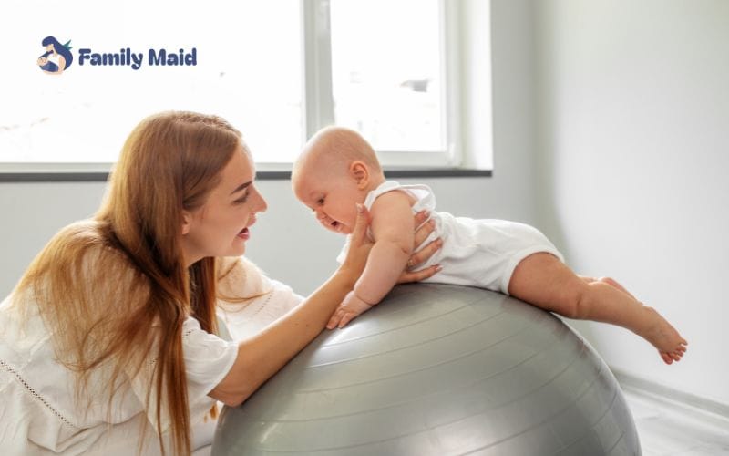 bé tập nằm sấp với bóng