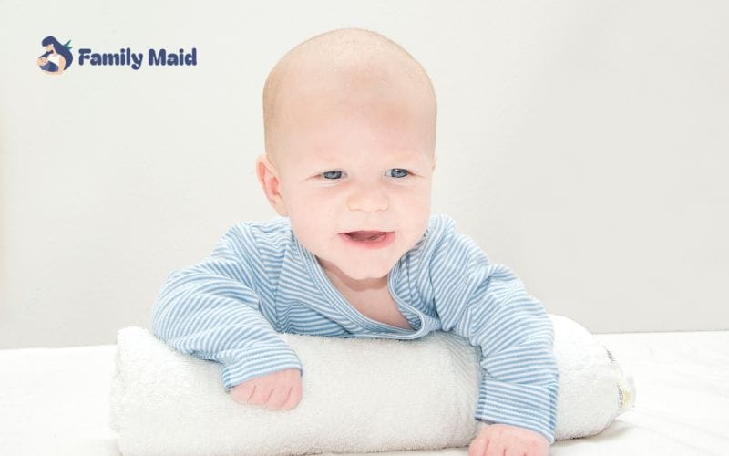 bé tummy time với khăn