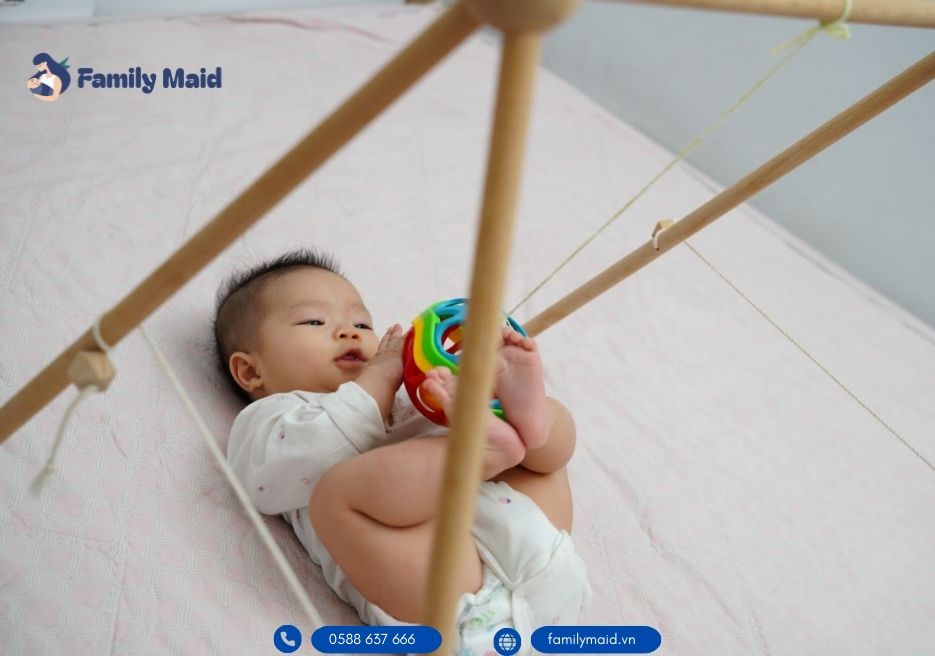 Em bé đang chơi tự lập