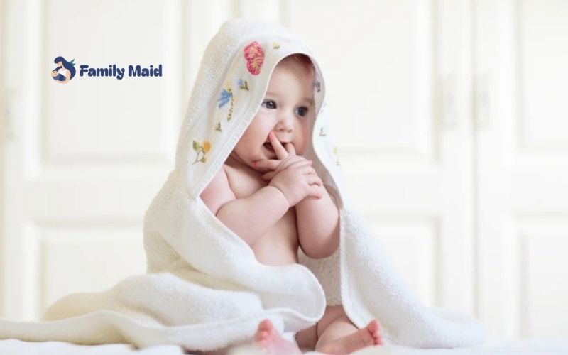 Hướng dẫn cách quấn khăn tắm trên đầu cho bé