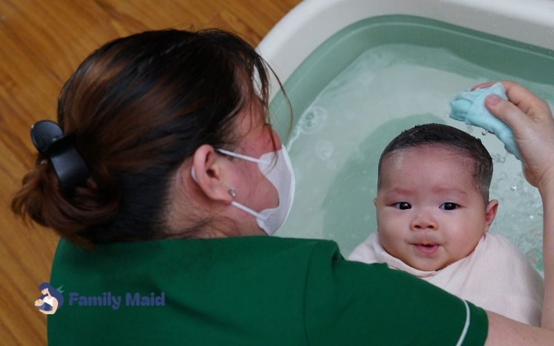 cách tắm cho em bé sơ sinh chưa rụng rốn