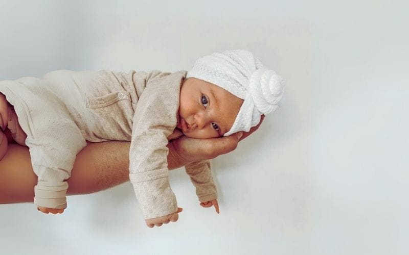Em bé được quấn khăn trên đầu