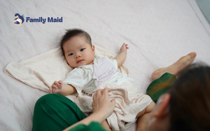 Cách tắm cho em bé sơ sinh chưa rụng rốn