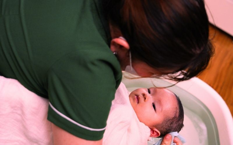 Lau khô và thay quần áo cho con