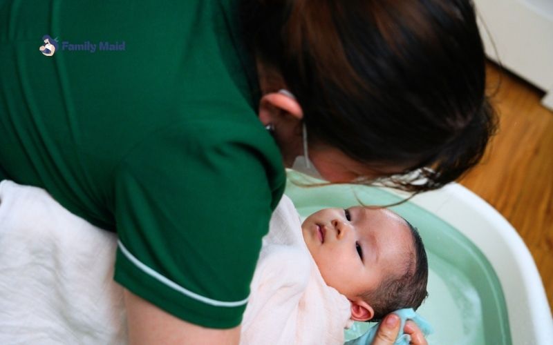 Trong mùa này, mẹ hãy giữ cho bé luôn sạch sẽ, thay tã cho con đúng giờ và lau người khi cần. Ngoài ra cũng cần chú ý đến không gian xung quanh bé cần phải thoáng mát, tránh ẩm mốc và thường xuyên giặt giũ chăn gối, quần áo và vệ sinh đồ chơi của con.