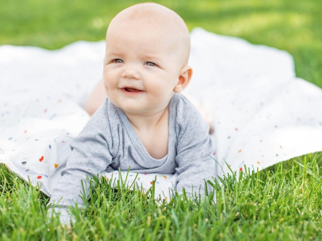 Nên chọn đồ mỏng, lộ tay chân cho bé khi tắm nắng
