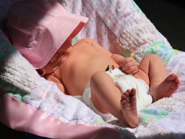 Nếu thời tiết quá nóng, oi bức thì mẹ không nên cho bé ra tắm nắng
