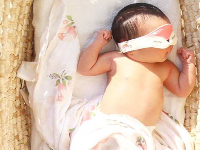 Tắm nắng giúp bé hấp thụ vitamin D một cách tự nhiên, hiệu quả
