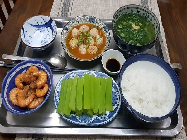 Việc cung cấp dinh dưỡng đầy đủ và khoa học rất quan trọng với mẹ sau sinh mổ
