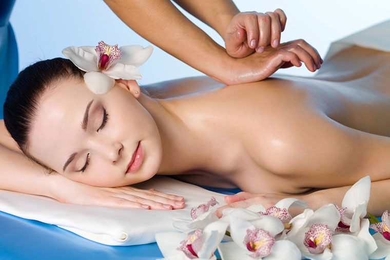 Vì sao nên cho mẹ bầu sau sinh massage?
