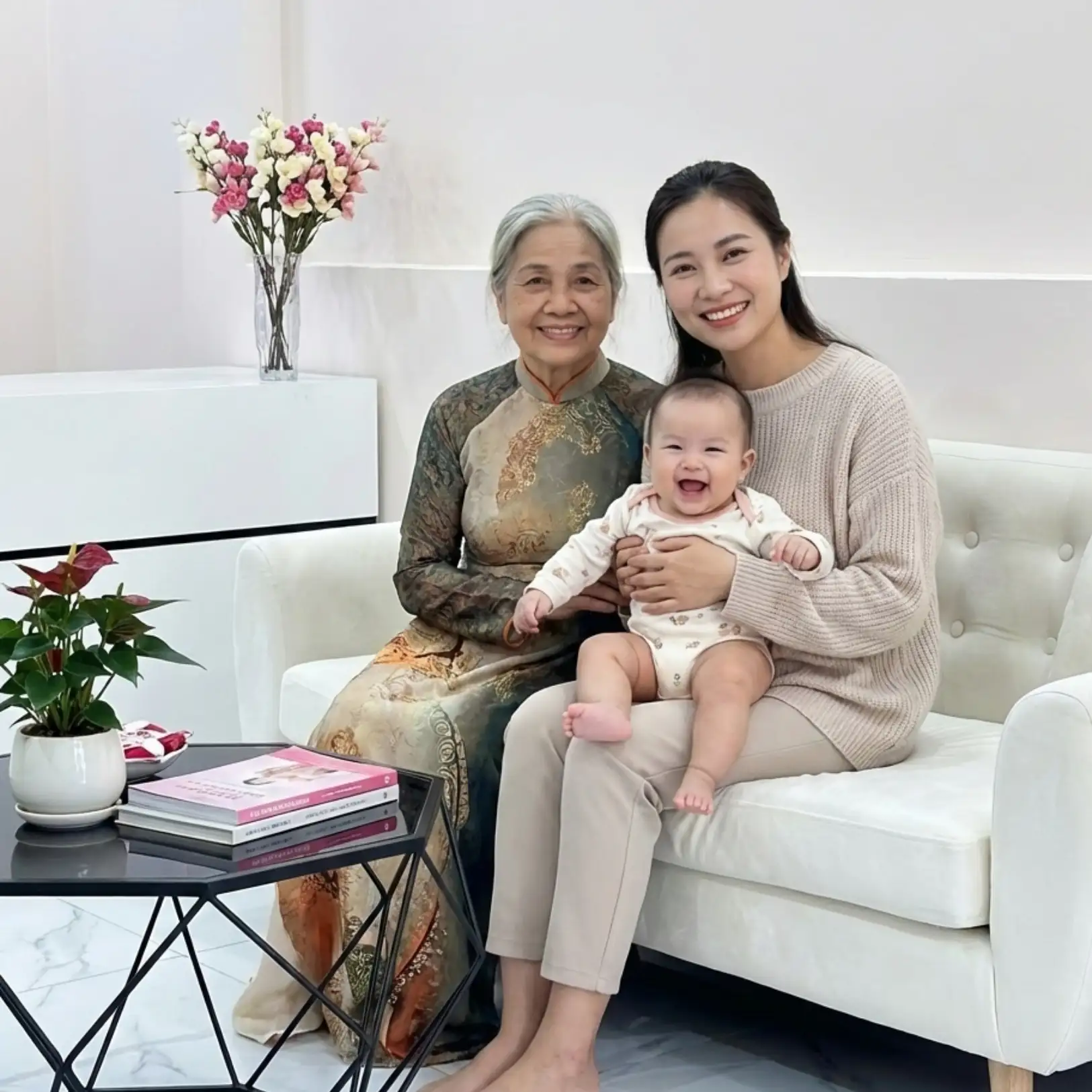 Khách hàng sử dụng Dịch vụ và bảng giá trông trẻ theo giờ hành chính tại nhà
