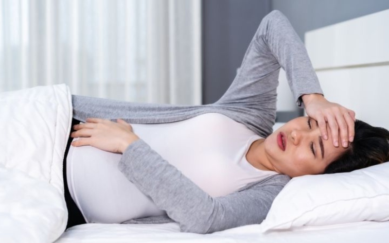 Mẹ bầu thường bị đau nhức và sưng phù làm giấc ngủ bị gián đoạn