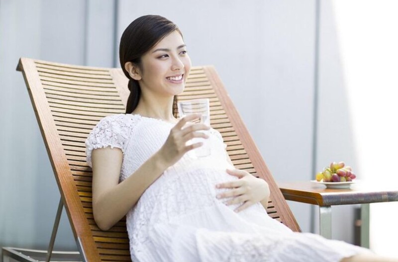 Mẹ bầu cần bổ sung nước trong thời gian 3 tháng cuối thai kỳ