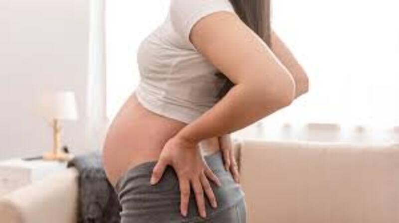 Nằm ngửa lâu làm tăng áp lực lên cột sống và cơ hoành, khiến mẹ bầu dễ đau lưng và khó thở Nằm ngửa lâu làm tăng áp lực lên cột sống và cơ hoành, khiến mẹ bầu dễ đau lưng và khó thở