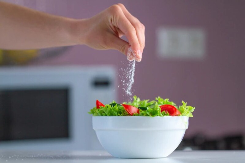 Mẹ bầu nên giảm lượng muối trong bữa ăn để hạn chế phù nề và phòng ngừa nguy cơ tiền sản giật