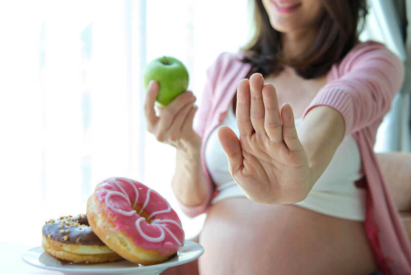 Kiểm soát lượng đường nạp vào để tránh rối loạn đường huyết và tăng cân quá mức trước khi sinh