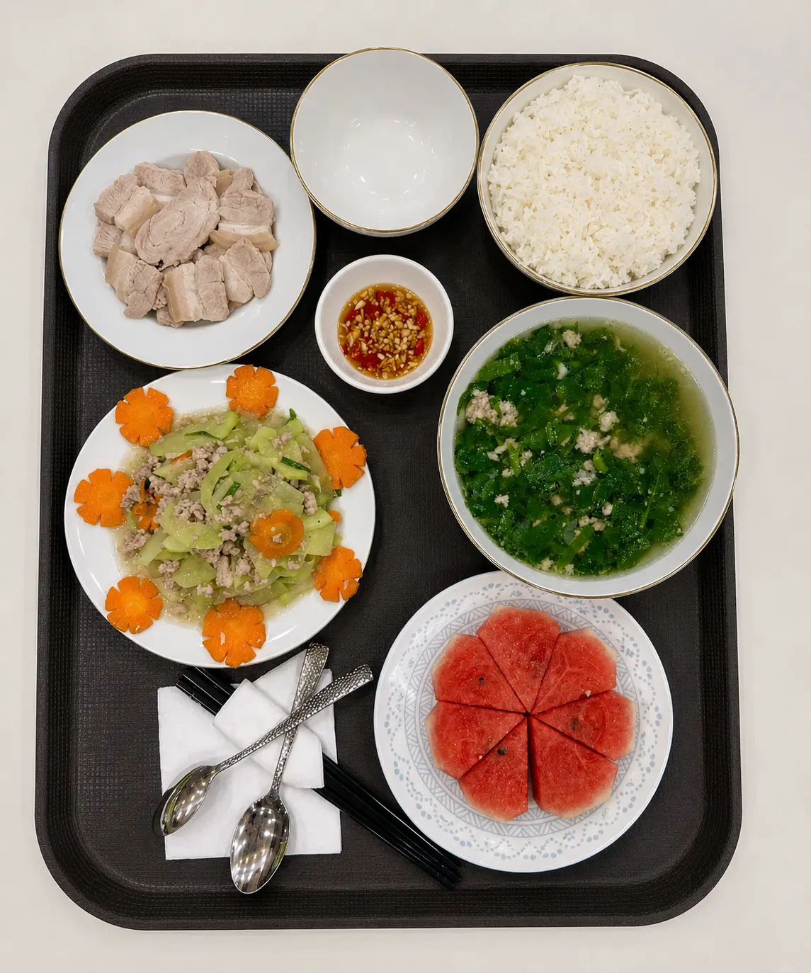 Từng món ăn được bài trí đẹp mắt, giàu dinh dưỡng giúp mẹ nhanh chóng phục hồi sắc vóc sau sinh.