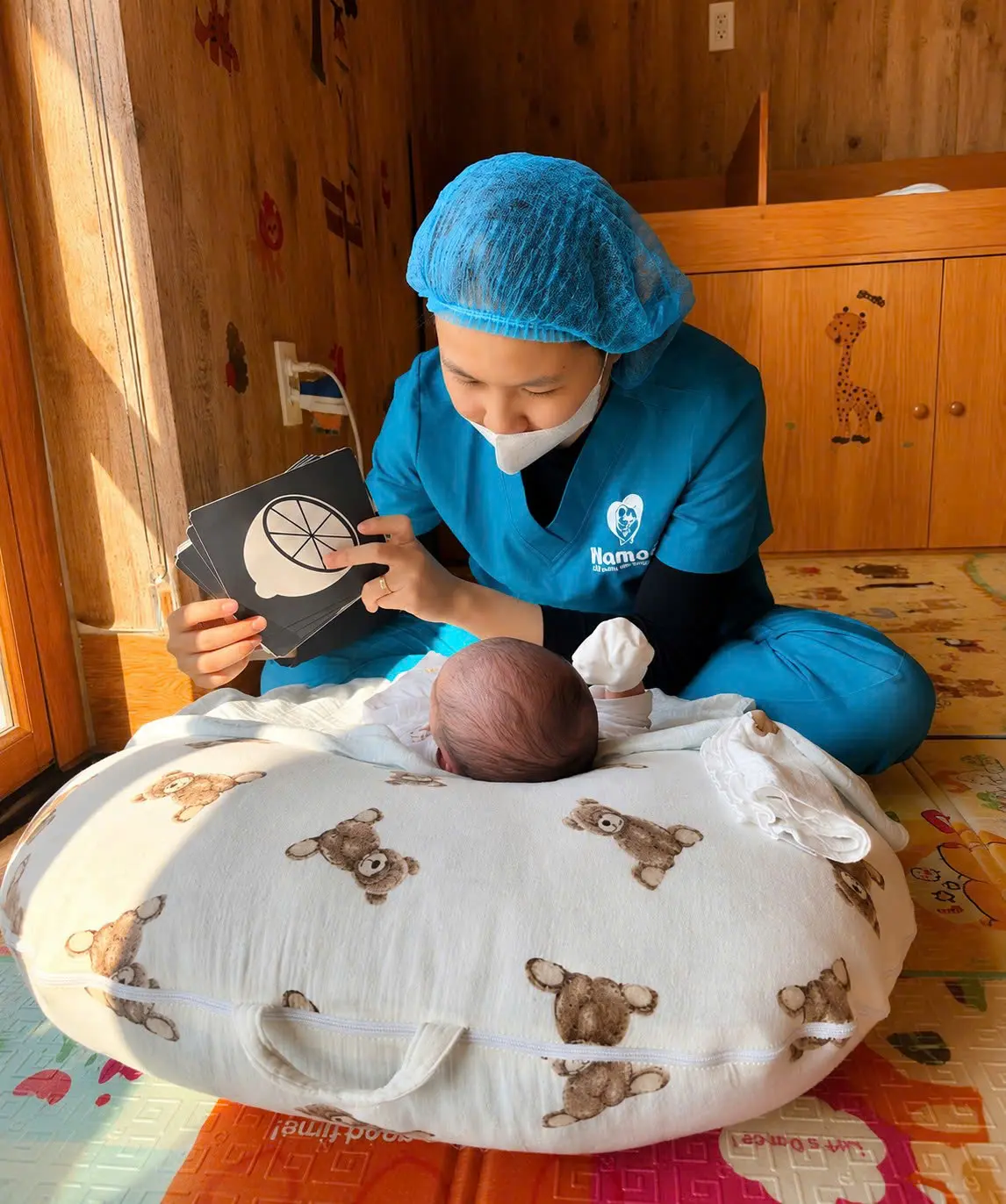 Dưới ánh le lói dịu nhẹ, con được rèn nếp khoa học, ôm ấp bế ngủvà học cách tự lập ngay từ nhỏ.