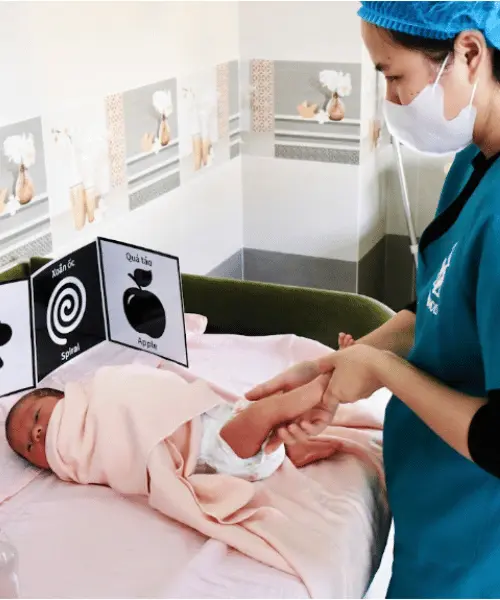 Những động tác massage dịu dàng giúp các thớ cơ non nớt của con được thả lỏng và thư giãn.