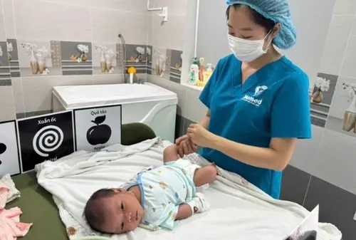 Cô chuyên viên chăm bé khi ba mẹ làm việc văn phòng.