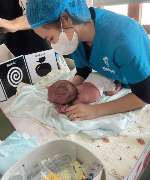 Từng chiếc mắt, chiếc mũi, cuống rốn của con được các cô nâng niu, vệ sinh vô trùng tuyệt đối.