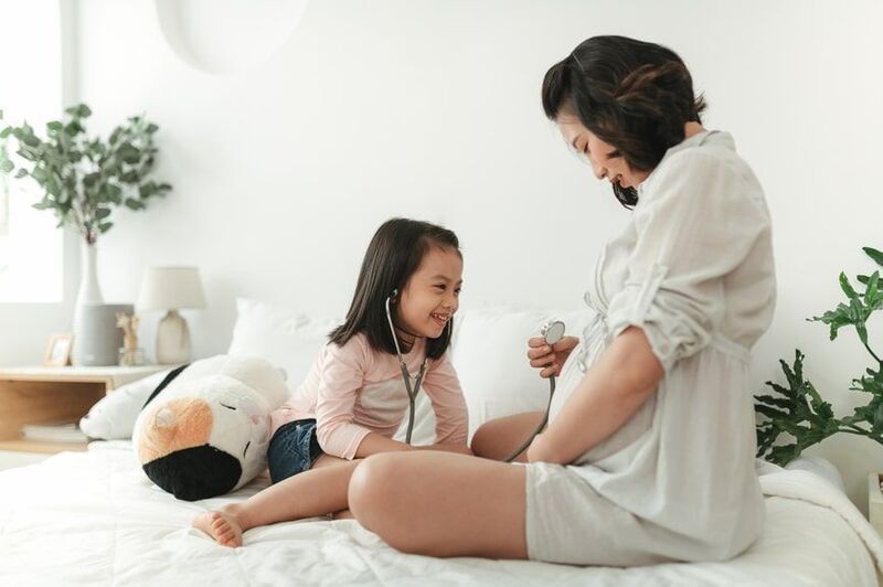 Nói chuyện với bé giúp mẹ kết nối và chuẩn bị tâm lý 