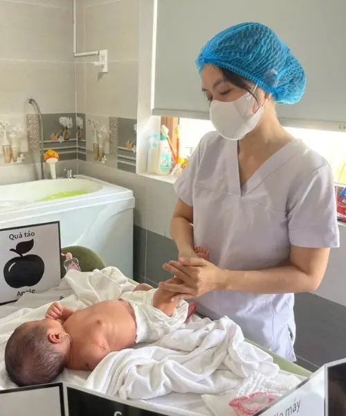 Con yêu chẳng hề cô đơn, vì mỗi khi con khóc, luôn có một cái ôm ấm áp nâng niu con bằng cả trái tim và tình yêu vô bờ bến.