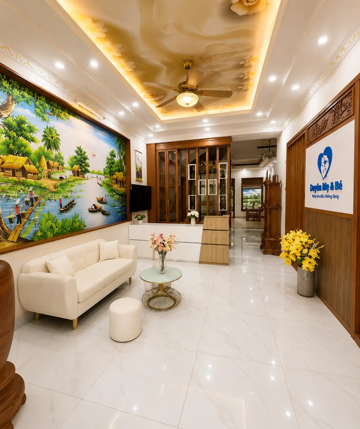 Tại phòng khách, mẹ sẽ được ngồi trên chiếc ghế nệm êm ái, một tách trà ấm sẵn sàng xoa dịu những lo âu đầu đời làm mẹ.