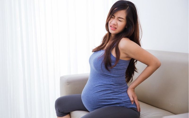 Các triệu chứng khó chịu có thể xuất hiện như đau lưng