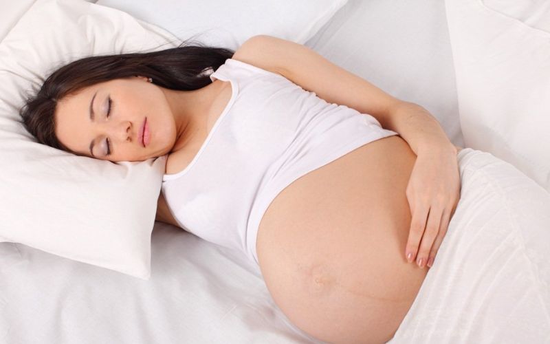 Tư thế ngủ nghiêng trái giúp tối ưu lưu lượng máu đến nhau thai
