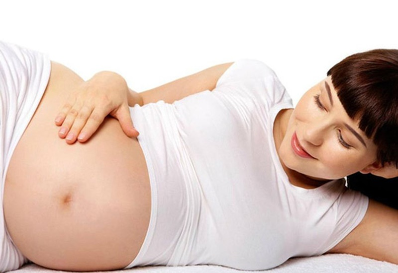 Ngủ nghiêng, ưu tiên bên trái giúp giảm áp lực lên hông