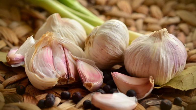Treo tỏi đầu giường làm sạch không khí, trẻ ngủ ngon hơn