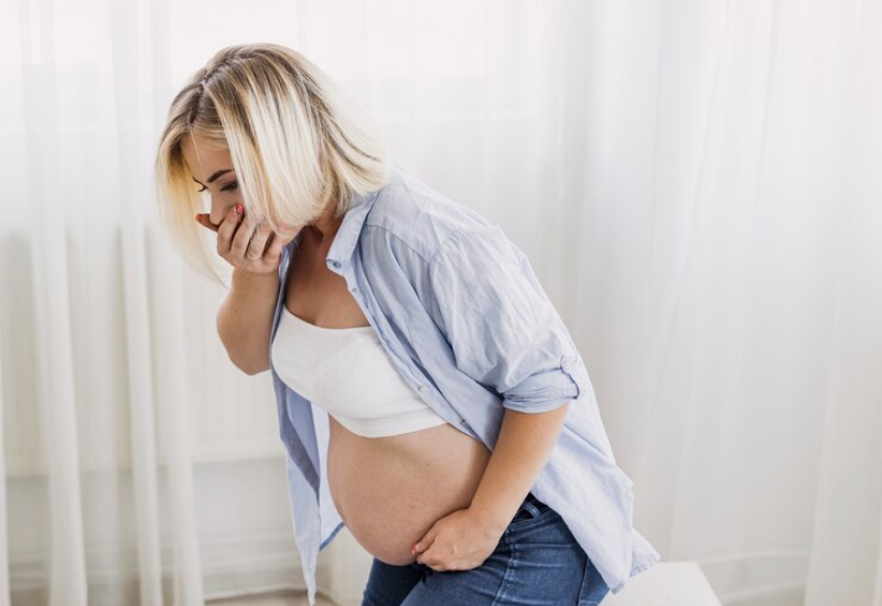 Tránh cúi gập người, dùng tư thế đúng để bảo vệ lưng và hông