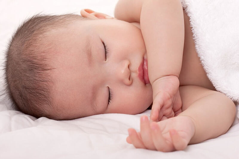 Đặt giường hợp lý, tránh gió lùa và tiếng ồn