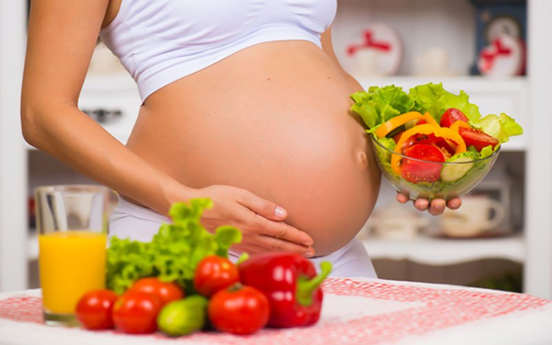 Mẹ bầu ăn uống khoa học đủ nước giúp thai nhi khỏe hạn chế nấc cụt
