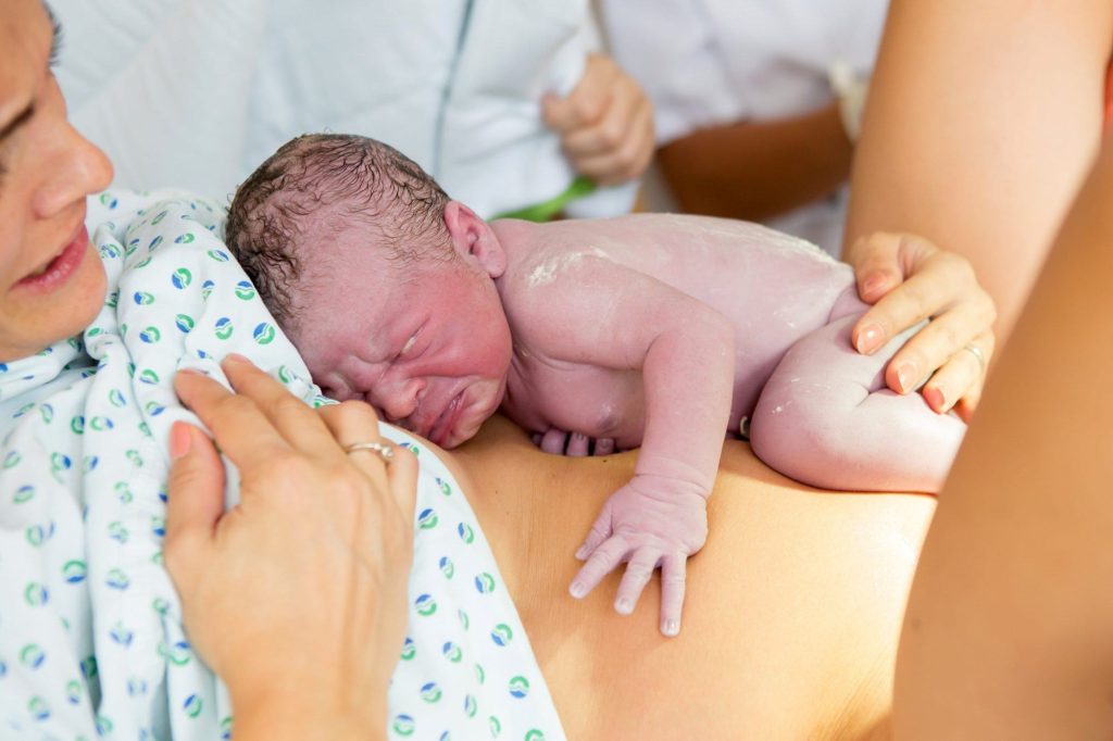 Quan niệm dân gian cho rằng trẻ sinh không hợp giờ dễ khó ngủ và hay giật mình