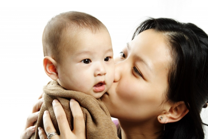 Không hôn bé để tránh lây vi khuẩn
