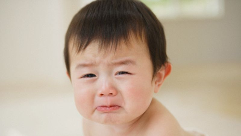 Khóc thất thường là một trong những dấu hiệu nhận biết bé bị ma trêu 